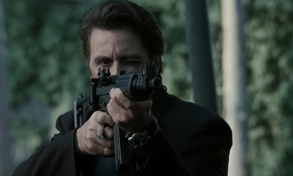 Vincent Hanna takes aim with his FN FNC